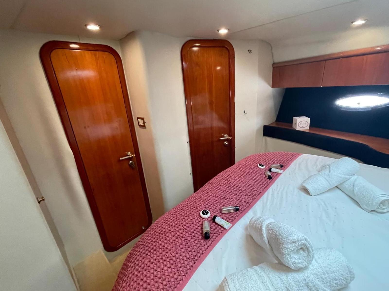 Boat Accommodation Ltd ทอร์คิ ภายนอก รูปภาพ